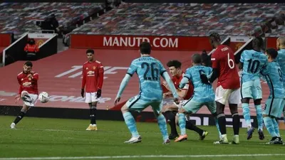 Eksekusi tendangan bebas Bruno Fernandes yang menjadi penentu kemenangan Manchester United atas Liverpool di Old Trafford, Senin (25/1/2021), dini hari WIB. (dok Republika)