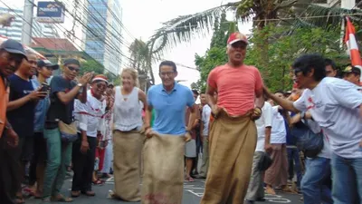 Ilustrasi--Bakal Calon Wakil Presiden Sandiaga Uno (ketiga kanan) meramaikan tradisi perlombaan Hari Kemerdekaan RI di Jalan Jaksa Jakarta Pusat, Jumat (17/8) yang sepi keterlibatan ekspatriat. (Devi)