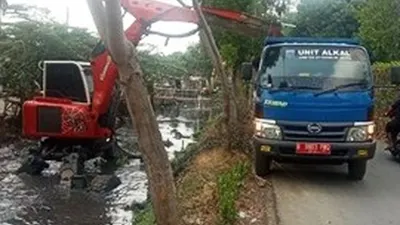 Alat berat mengangkat endapan lumpur Kali BCT Cengkareng/barat.jakarta.go.id