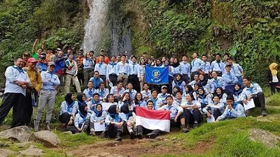Pelantikan anggota baru kelompok pencinta alam SMA 68 di air terjun Cibeureum, Gunung Gede, Jawa Barat, Minggu (22/12/2019).  (Istimewa)
