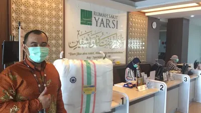 Bantuan alat pelindung diri dari Elpala SMA 68 Jakarta untuk tenaga medis di RS Islam Yarsi