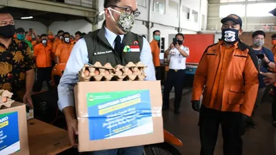 Gubernur Jawa Barat Ridwan Kamil menyalurkan bansos provinsi bagi warga terdampak covid-19. (Dok Humas Pemprov Jabar)