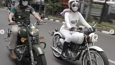 Ridwan Kamil dan Bu Cinta menjajaln motor custom. (dok)