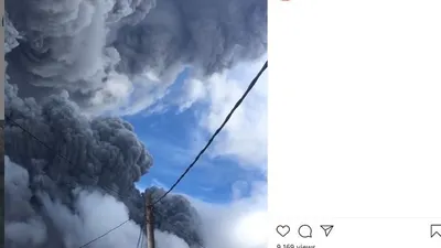 tangkap layar erupsi Gunung Sinabung yang direkam warga/ instagram: @zonakalakkaro.id