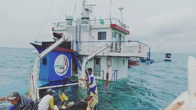 Evakuasi awak kapal KM EL No. 2 (Humas Ditjen Hubla)