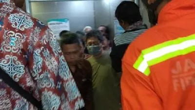 Momen ketika personel Sudin Gulkamat Jakarta Timur membebaskan belasan orang yang terjebak di dalam lift. (Beritajakarta.id/Nurito)