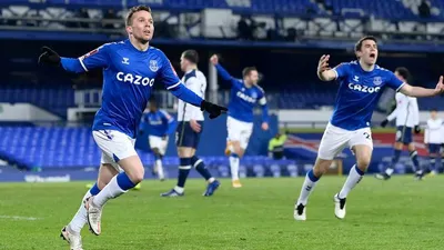 Pemain Everton berselebrasi usai menjebol gawang Tottenham Hotspur dalam babak kelima Piala FA. (Twitter Everton)