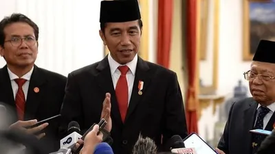 Fadjroel Rachman (kiri) bersama Presiden Jokowi dan Wapres Maruf Amin. (Twitter @fadjroel)