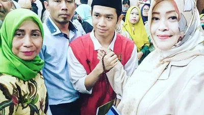 Fahira Idris (kanan) berjabat tangan dengan Dede Luthfi Alfiandi. (dok. Fahira Idris)