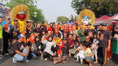 Fahira Idris (tengah, berjaket merah) bersama pengurus Ormas Bang Japar dan warga di sekitar Jalan Pemuda, Rawamangun/Dok. Bang Japar