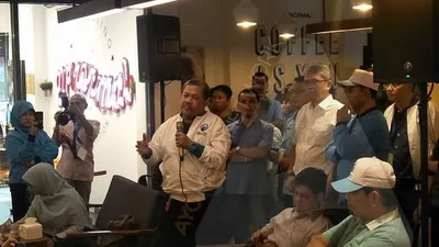 Inisiator Partai Gelombang Rakyat (Gelora), Fahri Hamzah (tengah)/Ayojakarta.com- Aprilia Rahapit