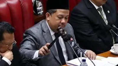 Wakil Ketua DPR selaku Pimpinan Sidang, Fahri Hamzah, mengetuk palu dalam sidang paripurna ke-9 Masa Persidangan I 2019-2020 di Kompleks Parlemen, Senayan, Selasa (17/9/2019). Rapat Paripurna saat itu mengesahkan revisi UU 30/2002 tentang KPK/Liputan6