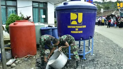 Kementerian PUPR melalui Balai Prasarana Permukiman Wilayah Banten Direktorat Jenderal Cipta Karya telah mengirimkan  prasarana dan sarana yang sudah tersebar di beberapa titik posko pengungsi di Kabupaten Lebak. (Birkom Kementerian PUPR)