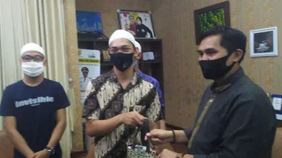 Wakil Bupati Bandung Gun Gun Gunawan memberikan hadian seperangkat alat salat saat silaturahmi di rumah dinas, Jumat (5/6/2020)/ (Ayobandung/Mildan Abdalloh)