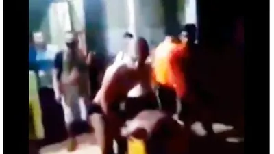Ferdian Paleka dan temannya hanya mengenakan celana dalam dan berendam dalam tong sampah dalam penjara. instagram: @kabar.jabar