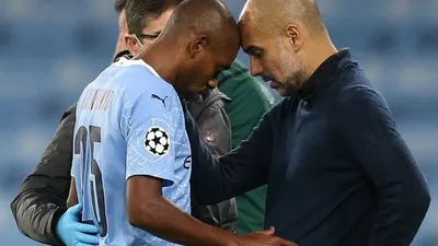 Pelatih Manchester City Pep Guardiola  bersama Fernandinho saat ditarik keluar karena cedera. (Twitter Manchester City)