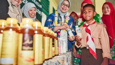Ketua Tim Penggerak PKK, Fery Farhati, menghadiri peluncuran Program Berbagi Susu Dan Madu (Basuma) di Madrasah Ibtidaiyah Miftahurrahman, Jalan Swakarsa 1, Duren Sawit, Jakarta Timur, Rabu (5/2/2020). (Beritajakarta.id/Dadang)
