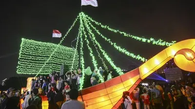 Warga mengunjungi Festival of Light di Monas, Jakarta Pusat. Festival lampion dan laser bertemakan HUT ke-74 Kemerdekaan RI itu berlangsung dari 14-25 Agustus 2019. (ANTARA)