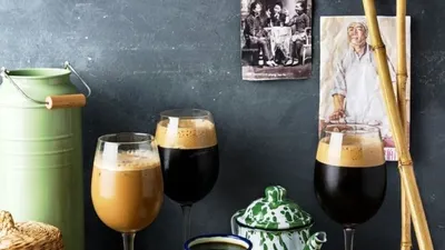 Kopi Goh Leng yang disajikan di dalam gelas wine.