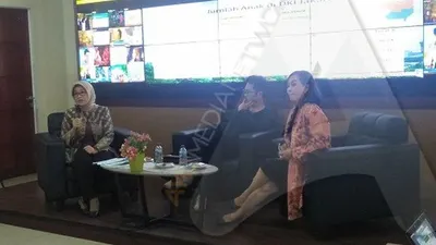 Kepala Dinas Kehutanan Suzi Marsitawati (kiri), bersama Kepala Dinas Pemberdayaan Perlindungan Anak dan Pengendalian Penduduk (DPPAPP) Tuty Kusumawati (kanan), dan praktisi Farrizky Putra (tengah)/Ayojakarta.com