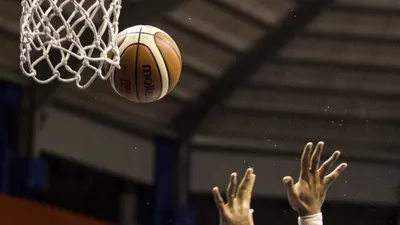 Tangan pebasket Stapac Jakarta dan pebasket Satria Muda Pertamina berebut bola saat pertandingan kedua Final IBL Pertamax 2018-2019 di GOR Ctra, Bandung, Jawa Barat, Sabtu (23/3/2019)/Antara Foto