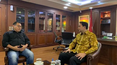 Ketua Umum SMSI, Firdaus dan Wakil Ketua DPR, Aziz Syamsuddin (Humas SMSI Pusat)