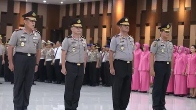 Kabaharkam Komjen Pol Firli Bahuri, Staf Ahli Sosial dan Budaya (Sahlisosbud) Kapolri Irjen Fadil Imran, Brigjen Pol Hery Santoso  dan Wakapolda Sumatera Barat Irjen Pol Damisnur, mewakili rekan-rekannya yang mengalami kenaikan pangkat dalam upacara di Gedung Rupatama Mabes Polri, Jalan Trunojoyo, Kebayoran Baru, Jakarta Selatan, Kamis (21/11/2019). (Dok. Mabes Polri)