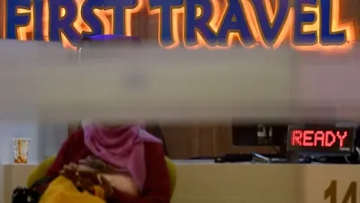 Warga menunggu mengurus pengembalian dana umroh promo di Kantor First Travel, Jakarta Selatan, Rabu (26/7/2019).  Antara Foto/Sigid Kurniawan