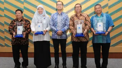 Penyerahan memento dari Frisian Flag kepada Kemendikbud (Istimewa)