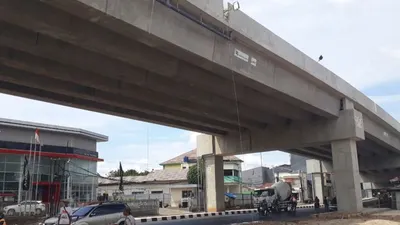 Pembangunan Jalan layang (Flyover) Cipendawa, Jalan Raya Siliwangi, Kota Bekasi. (Kompas.com/Dean Pahrevi)