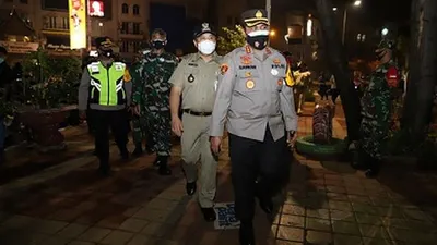 Wali Kota Jakarta Utara Sigit Wijatmoko bersama Kapolres Metro Jakarta Utara, Kombes Pol. Sudjarwoko saat melakukan pemantauan aktivitas malam pergantian tahun 2021/dok: utara.jakarta.go.id