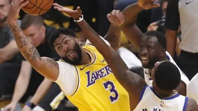 Forward Los Angeles Lakers Anthony Davis (kiri) berebut bola dengan forward Golden State Warriors Draymond Green. (Foto: EPA-EFE/JOHN G. MABANGLO)