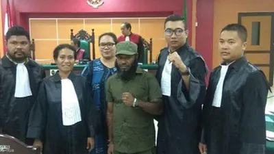 Surya Anta diapit Tim Advokat Papua