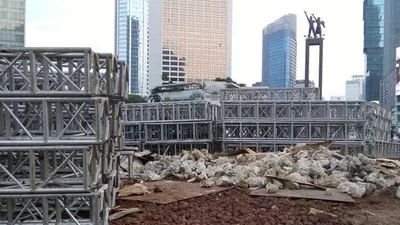 Pembongkaran instalasi batu gabion (detik.com/Kadek Melda Luxiana)