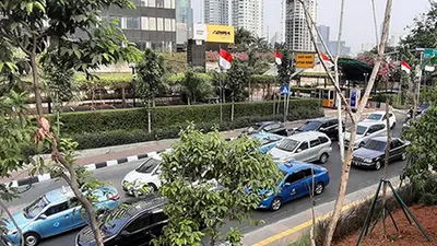 Suasana lalu lintas di kawasan Taman Budaya Dukuh Atas, Jakarta Selatan pada hari pertama perluasan sistem Ganji-Genap/Ayojakarta.com
