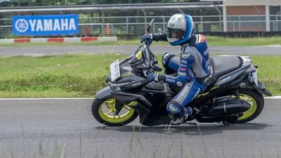 Pembalap muda binaan Yamaha Racing Indonesia (YRI), Galang Hendra Pratama menjajal performa All New Aerox 155 Connected. (dok Yamaha Indonesia)