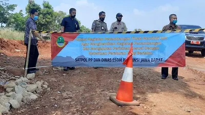 Petugas saat segel galian tanah merah di Kecamatan Sukatani, Purwakarta. (Ayopurwakarta/Dede Nurhasanudin)
