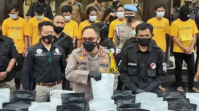 Kapolrestabes Bandung Kombes Pol Ulung Sampurna Jaya menunjukkan barang bukti tembakau sintetis yang diamankan, Senin (23/11/2020). (Ayobandung/Fichri Hakiim)