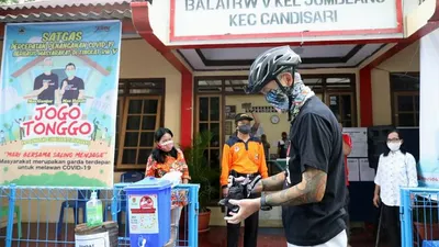 Gubernur Jateng, Ganjar Pranowo mengunjungi Kelurahan Jomblang, Kecamatan Candisari, Kota Semarang, Minggu (10/5/2020). (dok)