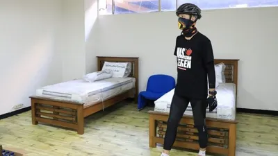 Gubernur Jawa Tengah, Ganjar Pranowo meninjau gedung eks STIE BPD Jateng yang disiapkan mengarantina TKI yang pulang ke Jateng. (dok Humas Pemprov Jateng)