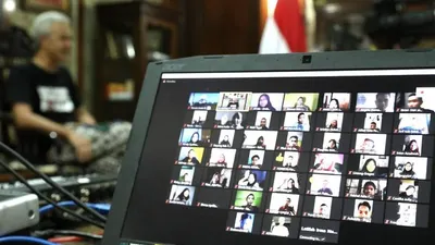 Gubernur Jawa Tengah Ganjar Pranowo menggelar konferensi video dengan pelajar di Jateng, Rabu (15/4/2020). (dok)