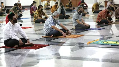 Gubernur dan Wagub Jateng saat mengikuti Salat Jumat berjamaah di Gradhika Bhakti Praja kompleks kantor Gubernur Jateng, Jumat (5/6/2020). (dok)