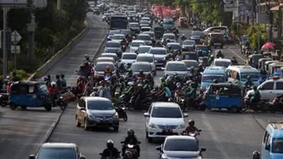 Kendaraan melintas di Jalan Medan Merdeka Utara/Antara