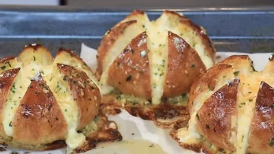 Cheesy Garlic Bread ala Chef Devina Hermawan/ youtube