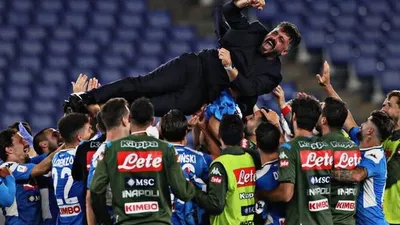 Pelatih Napoli, Gennaro Gattuso diangkat para pemain usai Napoli menang adu penalti di partai puncak Coppa Italia, Kamis (18/6/20200, dini hari WIB. (Twitter Napoli)