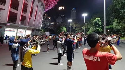 Warga Jakarta melakukan beragam aktifitas sore dan malam hari di Gelora Bung Karno/Ayojakarta.com