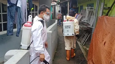 Penyemprotan disinfektan di empat RT Kelurahan Gedong Kecamatan Pasa Rebo/ dok