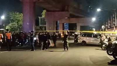 Garis polisi dipasang di sekitar lokasi kebakaran yang terjadi di gedung utama Kejaksaan Agung RI, Jalan Sultan Hasanuddin Dalam, Kebayoran Baru, Jakarta Selatan, Jumat (22/8/2020) malam. [Suara.com/Yosea Arga Pramudita]