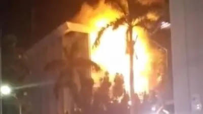 Gedung utama Kejaksaan Agung RI di Jalan Sultan Hasanuddin Dalam, Kebayoran Baru, Jakarta Selatan, dilalap si jago merah pada Jumat (22/8/2020) malam. [Suara.com/Yosea Arga Pramudita]