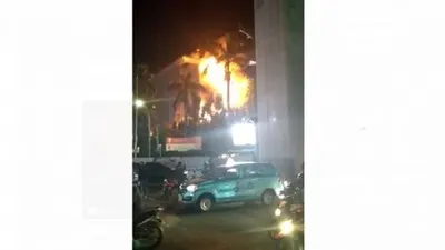 Gedung utama Kejaksaan Agung RI, hebat terbakar pada hari Sabtu (22/8/2020) malam. [dokumentasi]